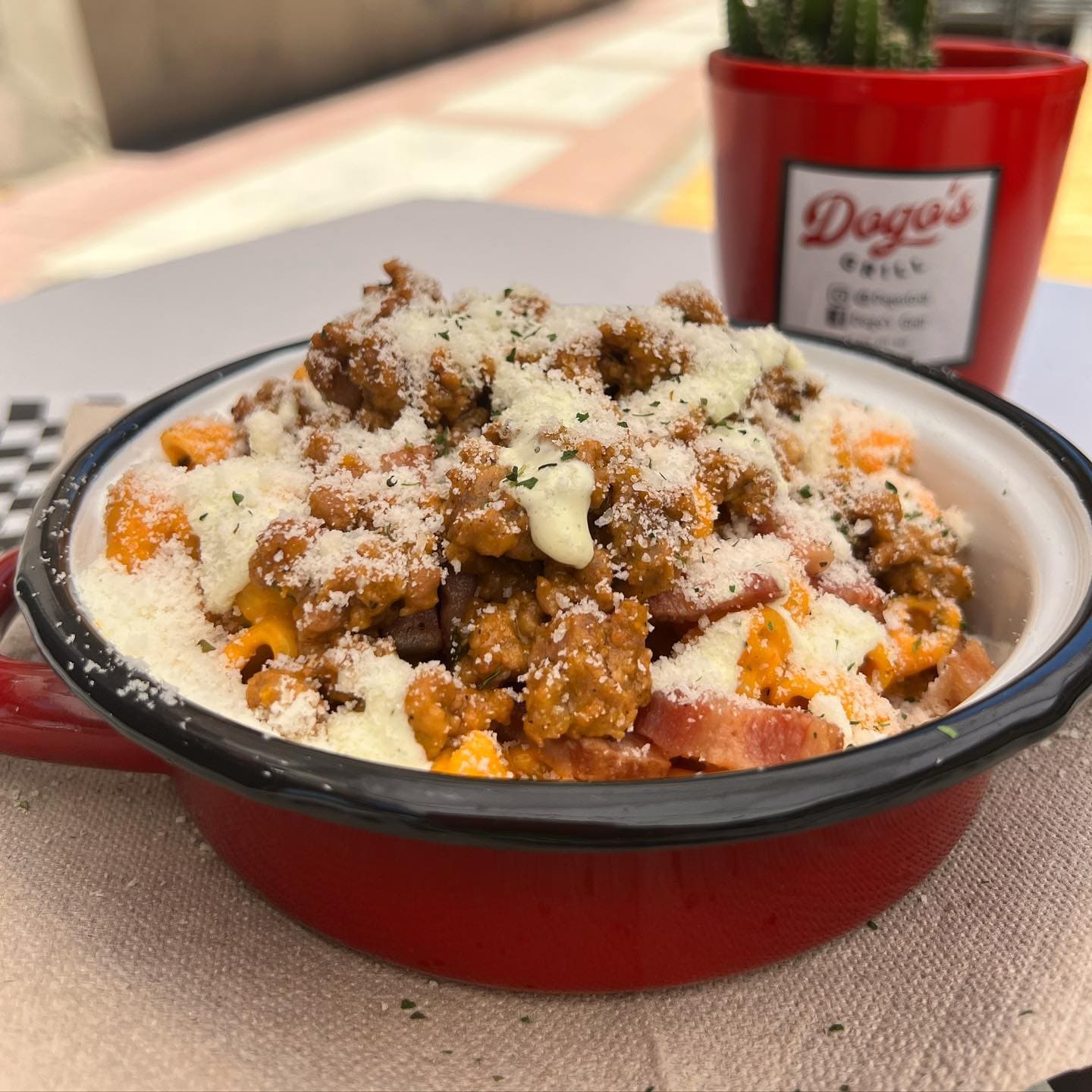 Plato de macarrones con chili picante, queso y toppings en Dogo's Grill en Madrid